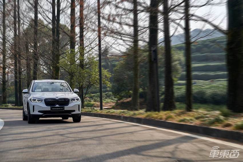 宝马首款纯电SUV、1300公里冬季自驾：这支公路电影专治焦虑