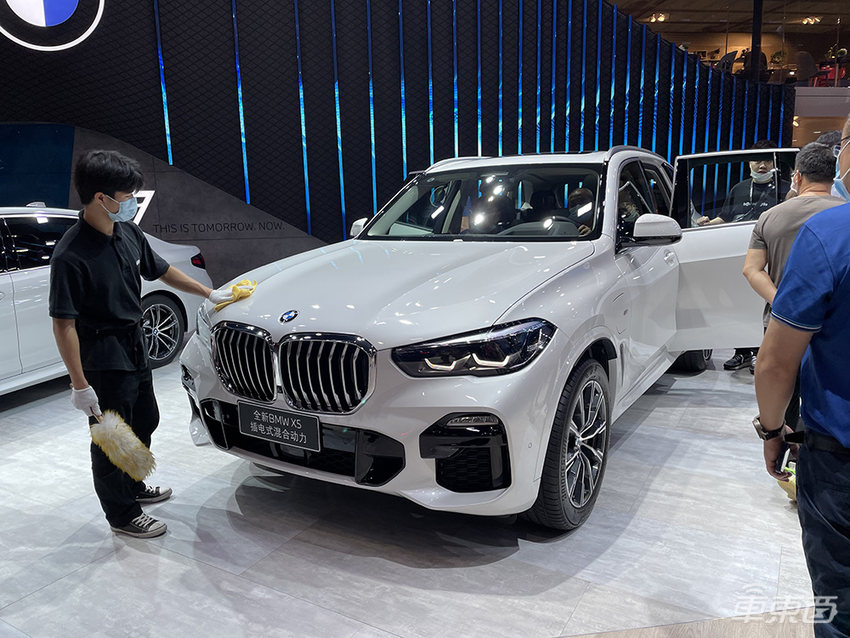 今年最后一场汽车盛会！奔驰最豪SUV开卖，大牌纯电车扎堆亮相