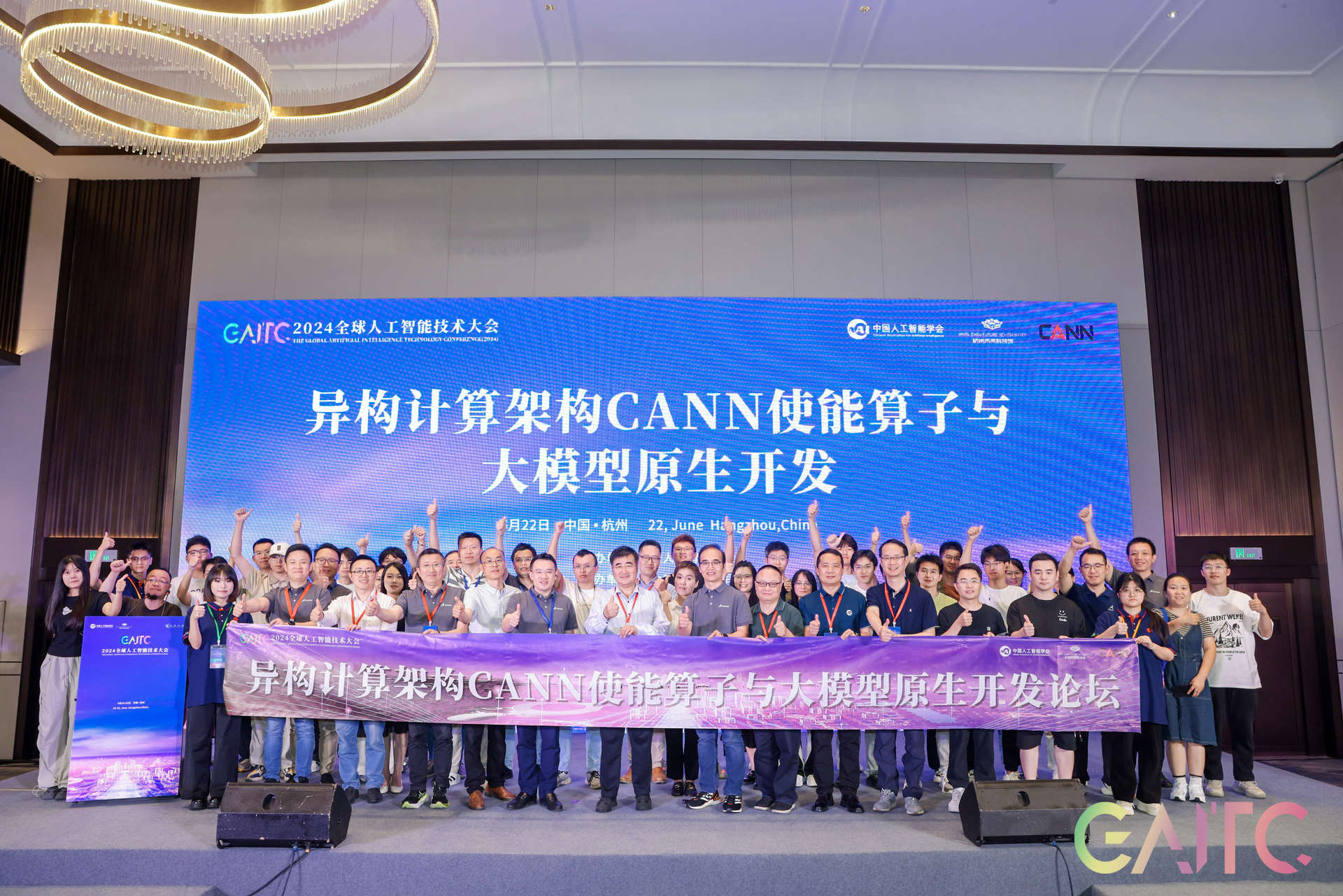 一手生态开放,一手技术突围,昇腾CANN成中国AI创新底座