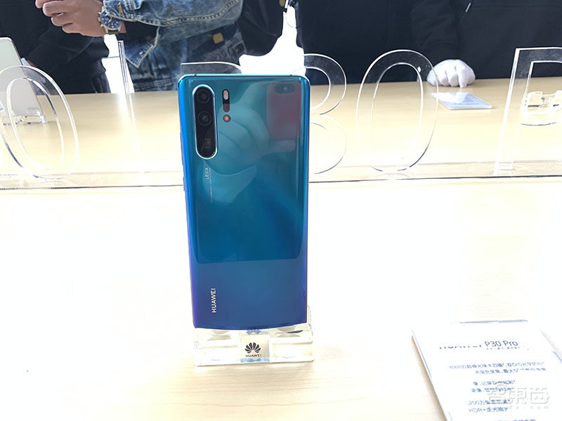 华为首款潜望镜头变焦手机P30 Pro国行开售,5488元起