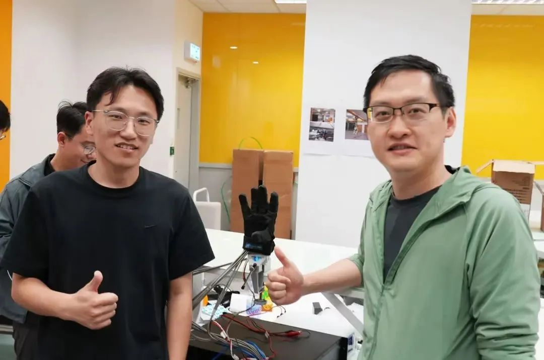 曾帮小米机器人造手，95后清华学霸创业，自研灵巧手刷新世界记录｜硬创先锋