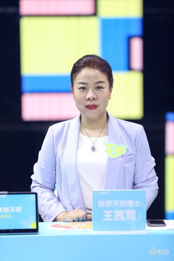 联想CEO化身潮流达人？摩托罗拉秀隔空充电，内置1600根天线