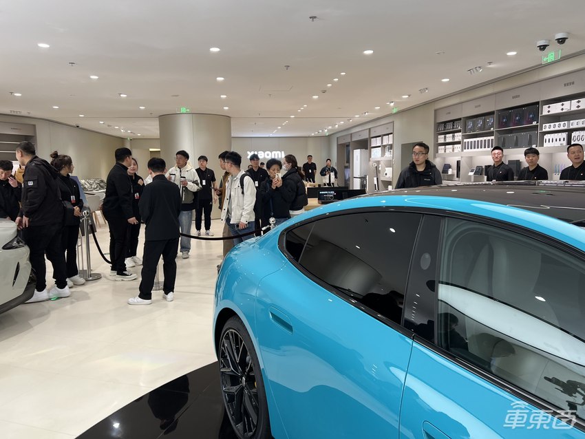 小米汽车门店火爆到限流!看车队伍排到晚上10点,消费者:加完班也要来看看