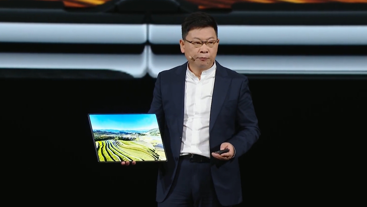 国产电脑里程碑!华为鸿蒙电脑“创全球最大”:能折叠,比MBA还薄,23999元起售