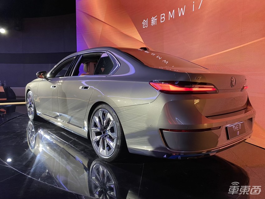 宝马最豪华纯电车来了！最高支持L3，后排直接变身顶级影院