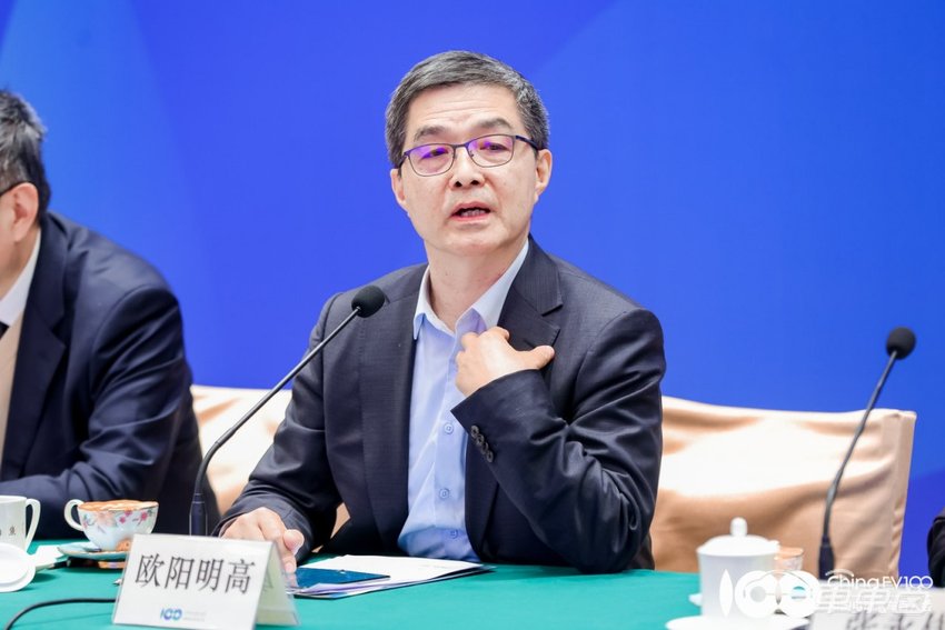 2030车市8大趋势：全球新能源汽车市占率达到50%，高阶智驾进入15万车型