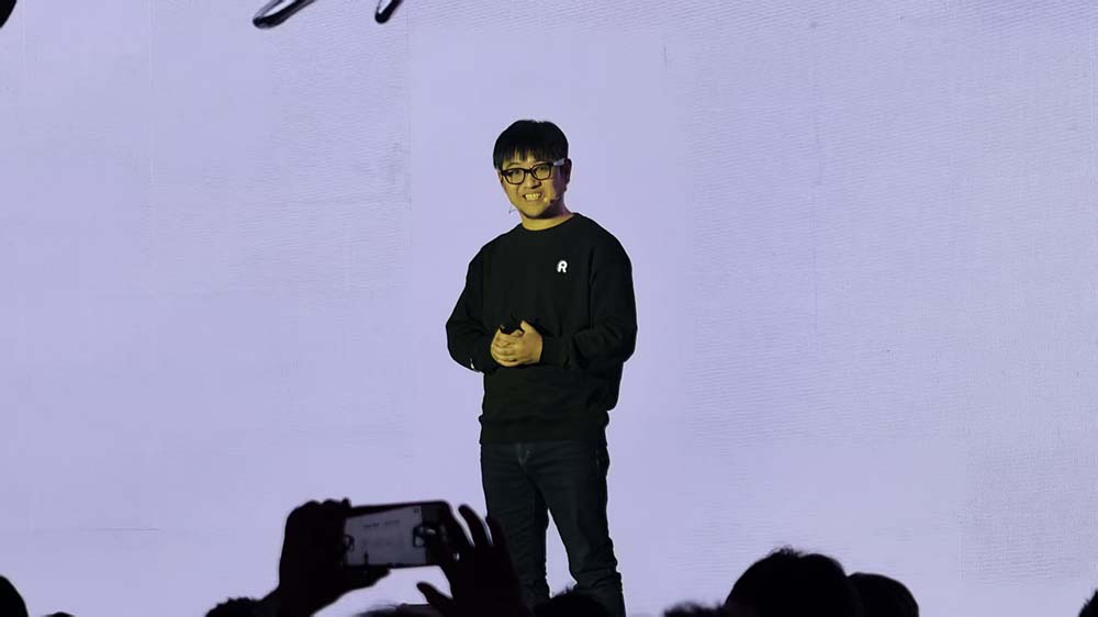 1500万次使用！日均佩戴8小时，同比增长800%，AI眼镜迎来“iPhone时刻”