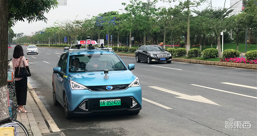 实测国内首台自动驾驶出租车!打个电话就能坐