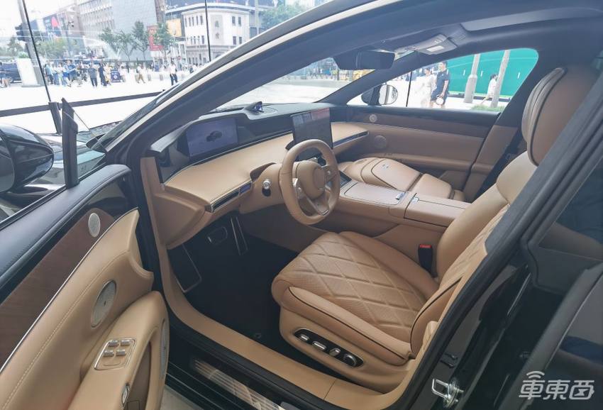 谁在看享界S9?实探北京两家门店,中年老板居多,家庭客户热情不高