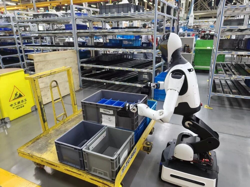 首个通过国标的具身VLA开源了，北京人形把机器人拉回“干活现场”