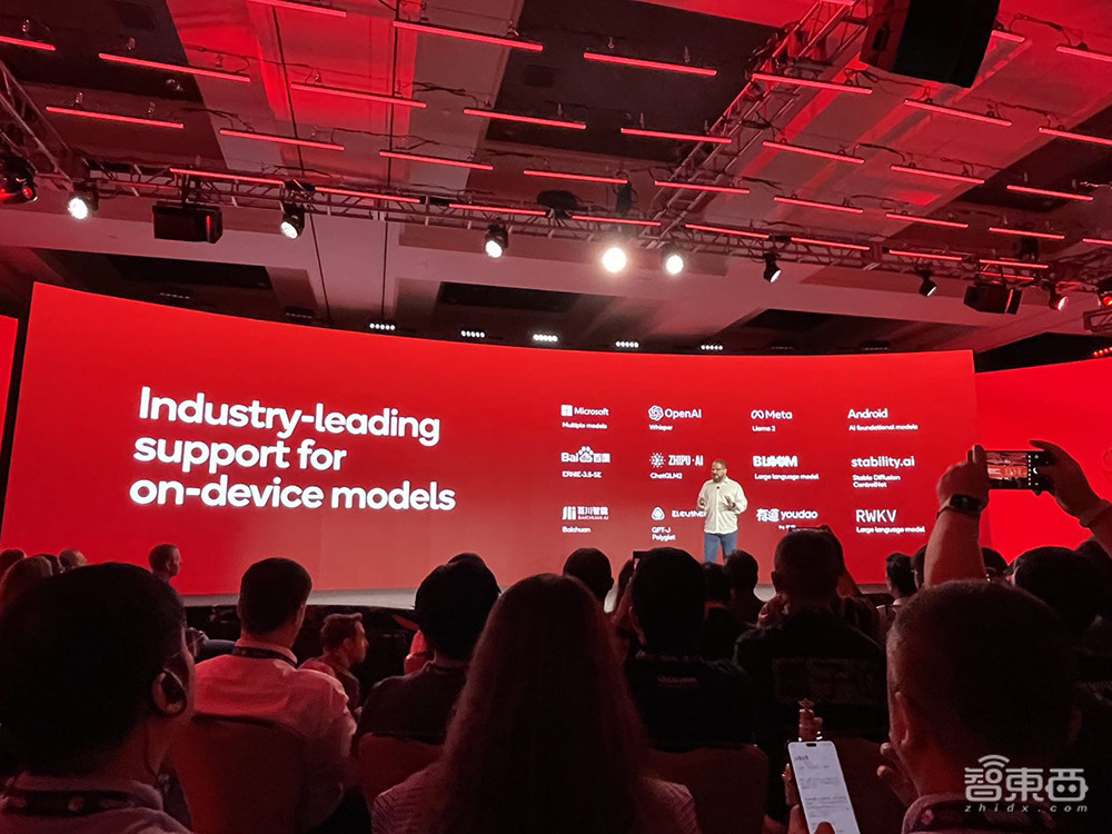 高通甩出最强芯片三件套！手机跑100亿参数大模型，PC芯片逆袭苹果英特尔