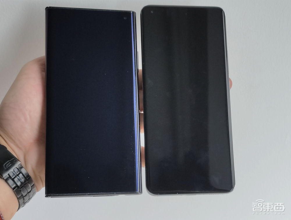 华为Mate Xs 2折叠屏体验:2022年了,华为怎么把“外折”做出花来?