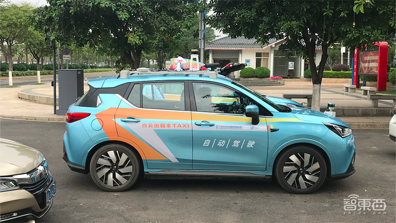 实测国内首台自动驾驶出租车!打个电话就能坐