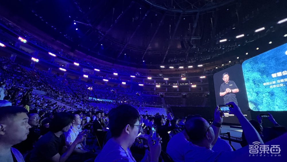 中国人自己的操作系统!余承东掏出纯血鸿蒙,华为AI大招硬刚苹果