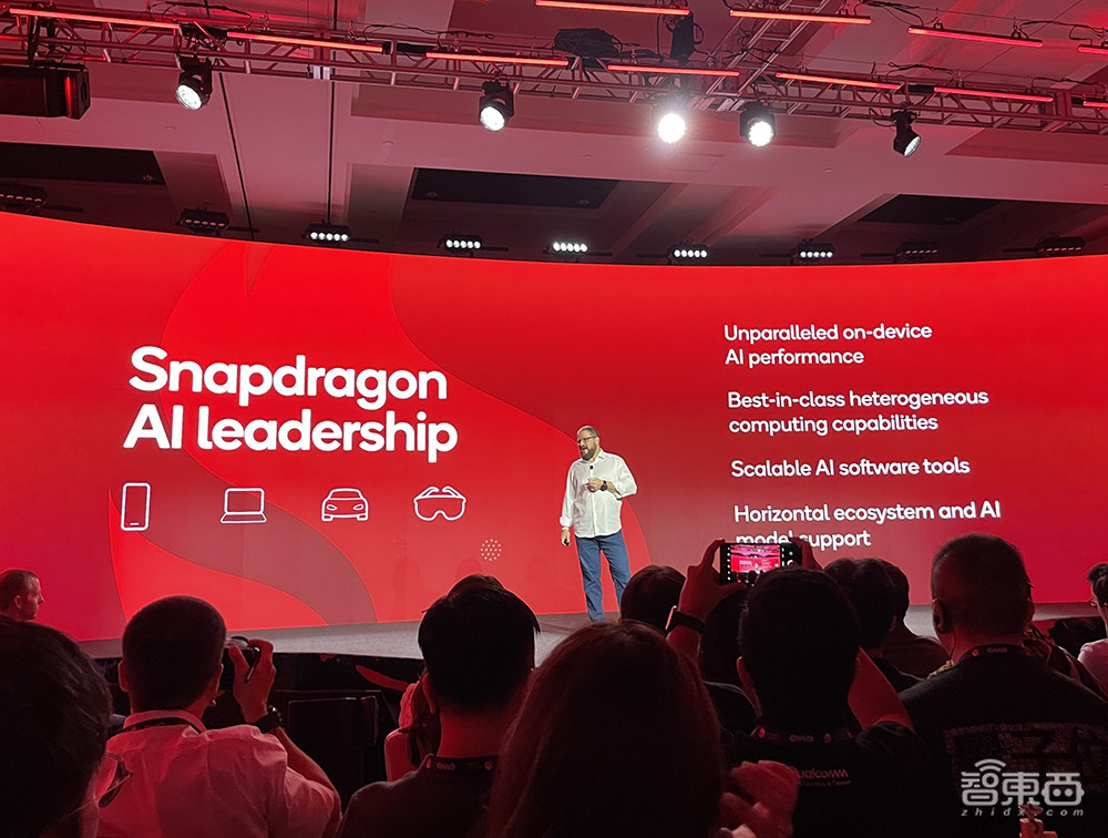 高通甩出最强芯片三件套!手机跑100亿参数大模型,PC芯片逆袭苹果英特尔