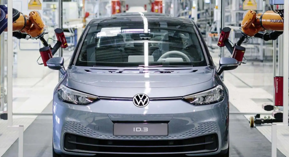 丰田“儿子变爹”！大众2万员工自愿离职，全球销量前二车企同时动刀