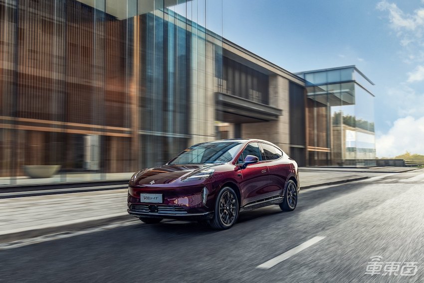 埃安昊铂HT 21.39万起售,配备鸭翼门,瞄准Model Y