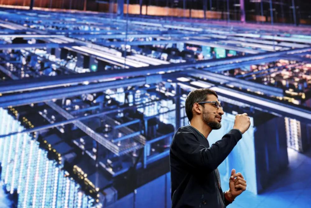 苹果Siri升级搁浅：轻资产路线受阻，缺自研芯、数据中心、训练数据