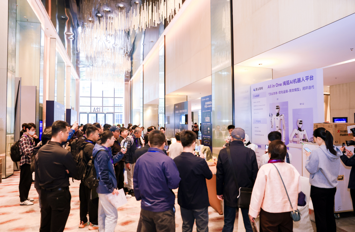 人形机器人落地干货硬核输出，首届具身智能峰会，燃爆了！