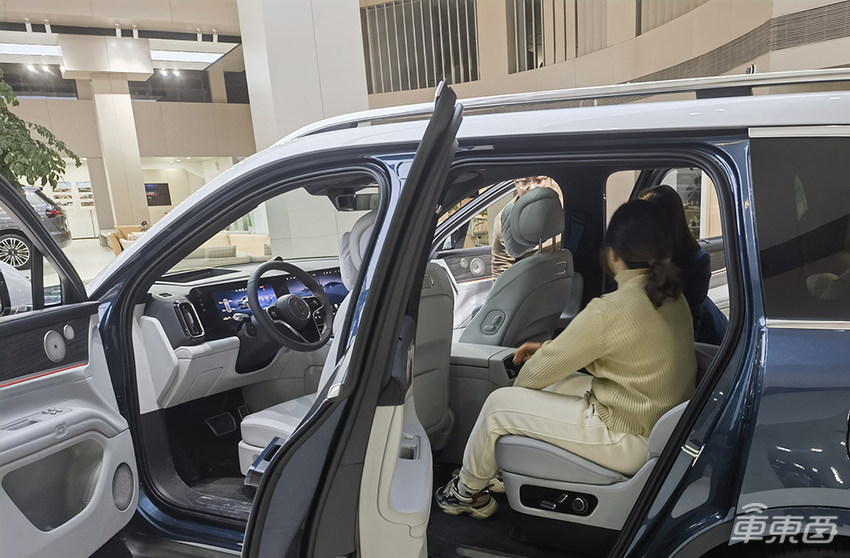 问界M9有多火？BBA车主扎堆体验，有人卖掉百万豪车选择下定