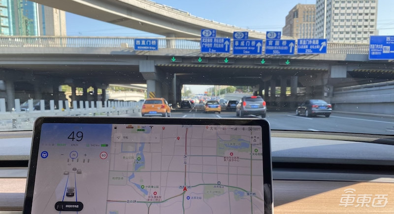特斯拉挑战北京雨天:被五个红绿灯整傻眼了!?