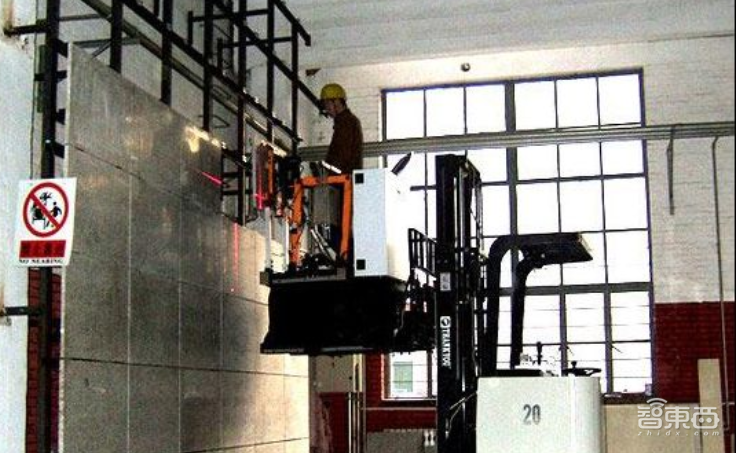 AI衣食住落地图鉴：灶台上炒菜、两天砌一栋房、还能看图织毛衣