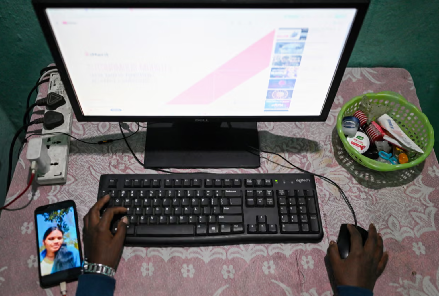 22岁辍学生做AI数据生意,让人拍倒垃圾视频,公司估值已达10亿元