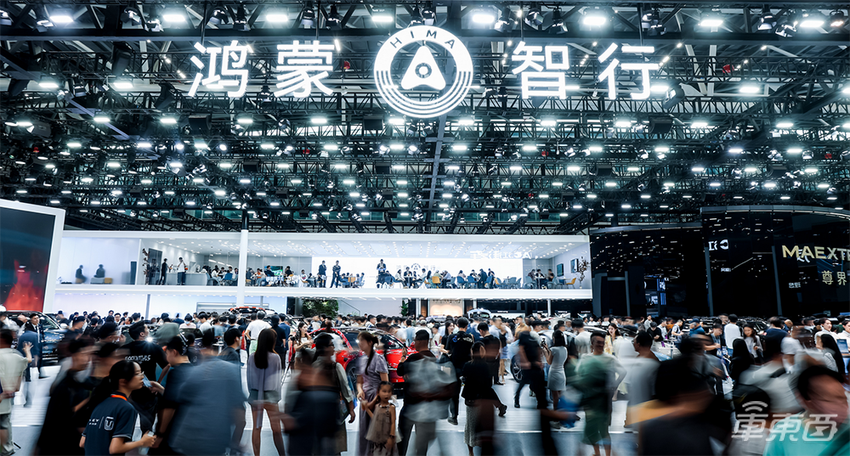 太顶了!鸿蒙智行尊界未发先火,余承东三大招硬刚迈巴赫劳斯莱斯