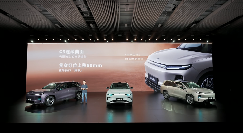 零跑发狠了！三款车17个版型一起上，打满12到17万市场
