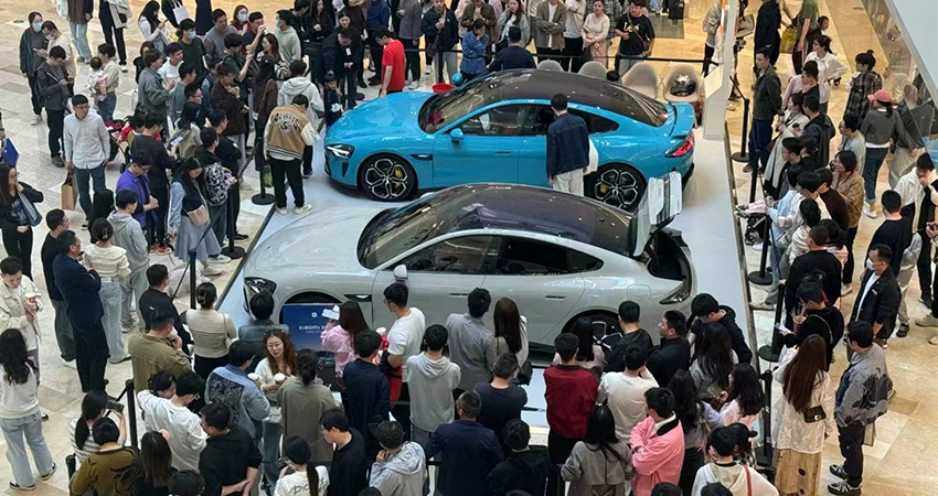 小米SU7明日提车!股价一度暴涨16%,现在下单要等8个月