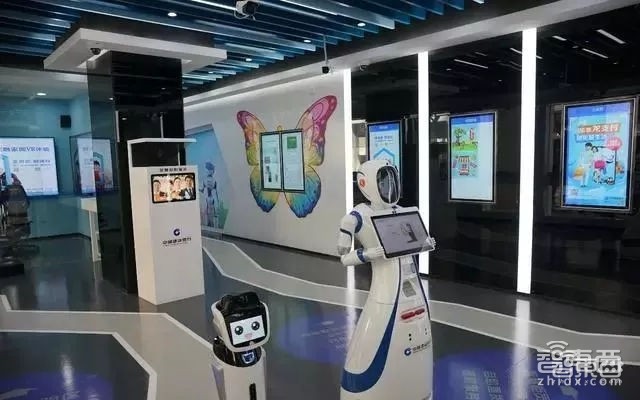 亲密接触建行女机器人前台!首家5G+智慧银行有何神秘?