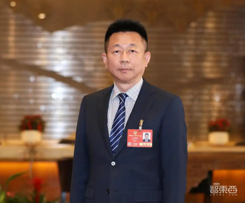 DeepSeek被点名表扬!17位两会代表热议AI,电车牌换配色赢网友狂赞