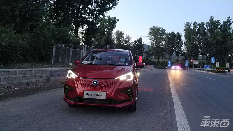 试驾长安新能源奔奔E-Star：高配仅售6.48万元 可满足市内通勤需求 