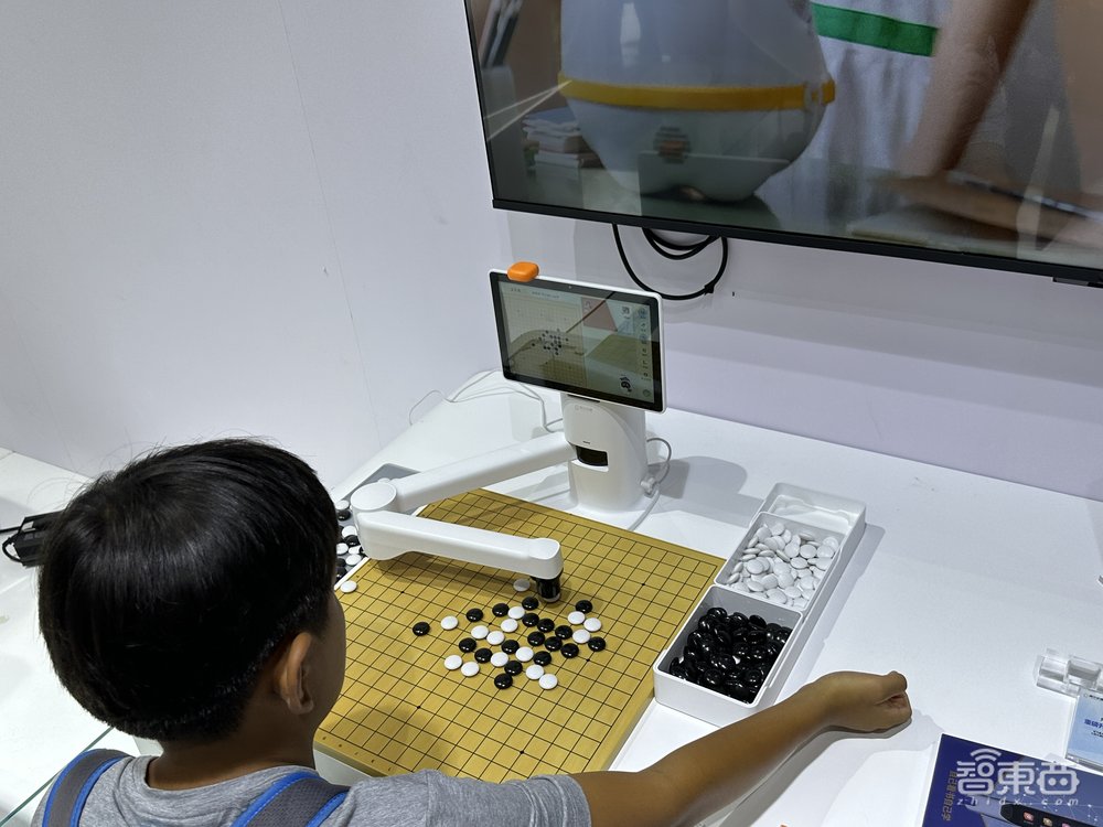 逛遍世界机器人大会:27款人形机器人爆场,机械臂大跳刀群舞,仿生人逼真到恐怖