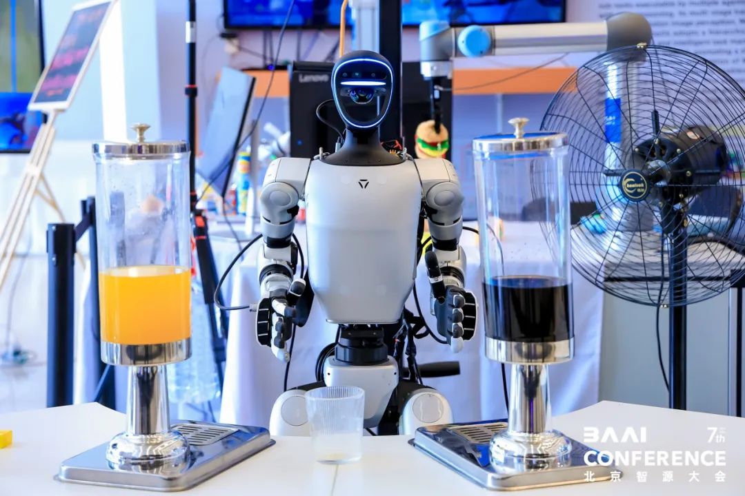 人形机器人要开100家药店、进餐厅打工，王兴兴、王鹤等剧透机器人进展