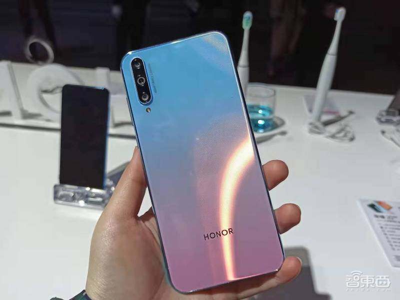 荣耀再发一款千元机！搭20W快充+4800万后置三摄方案