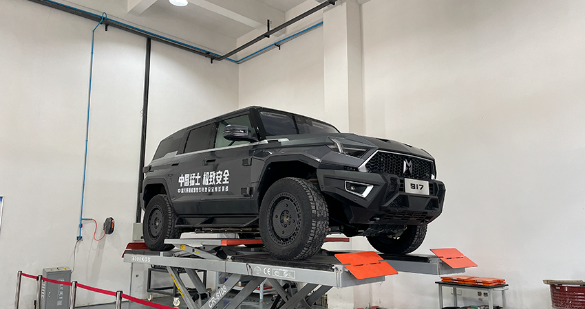 东风猛士917传承军车标准，打造强悍电池安全设计，轻松通过四大魔鬼挑战
