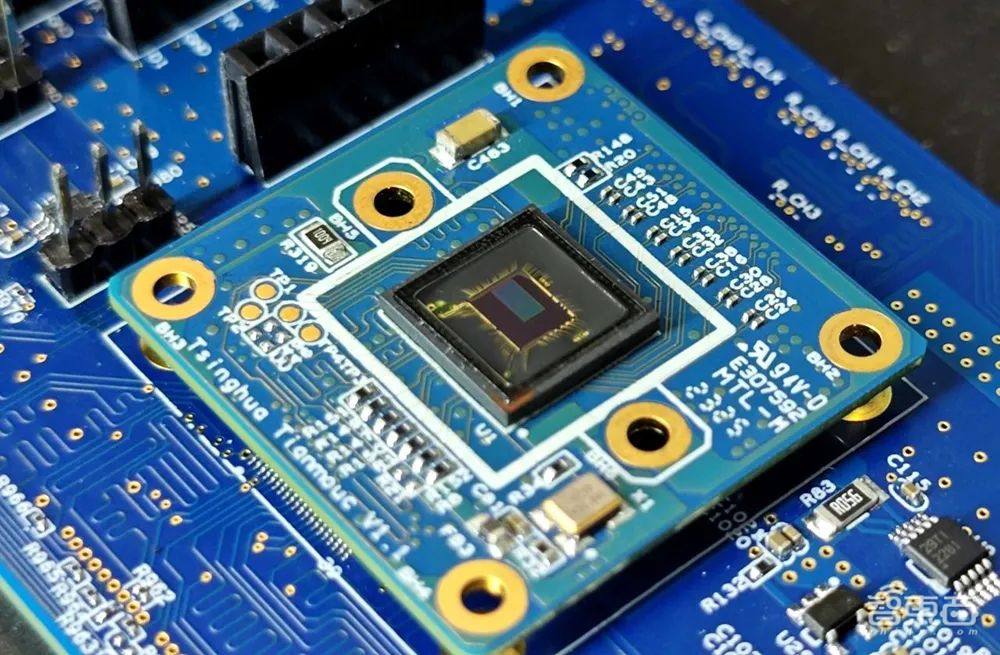 清华计算双“王炸”登Nature!类脑芯片取得重大突破,量子模拟打破国际纪录