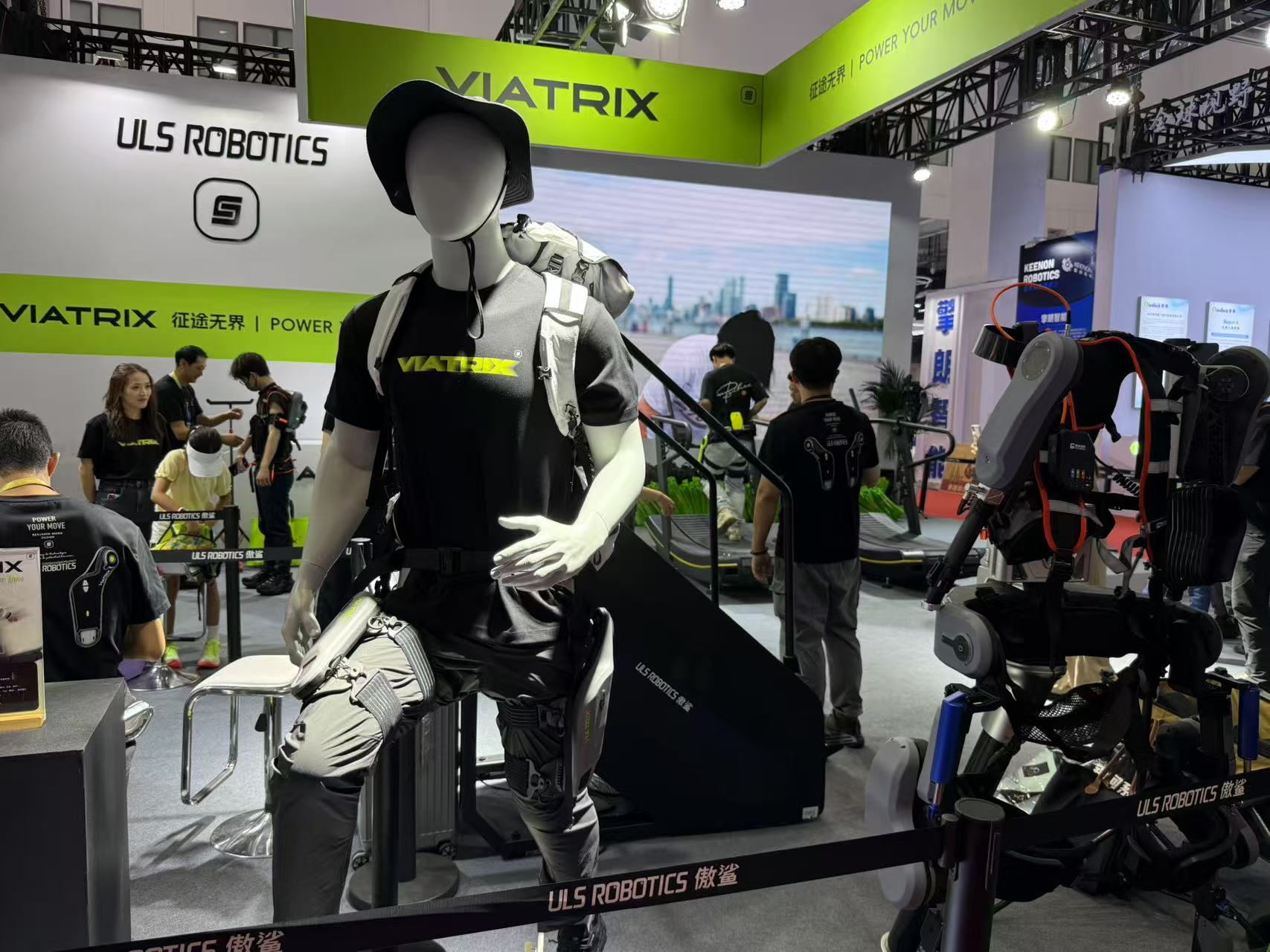 最贵97万搬回家,人形机器人天团涌入北京!暴走2万步玩命逛完,亮点都在这了