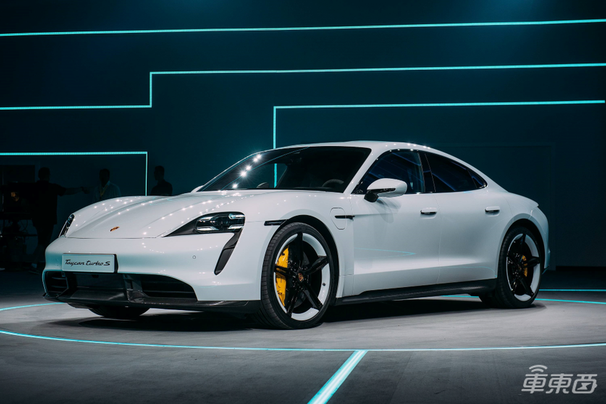 华为版Model S来了！鸿蒙座舱+智驾+光场屏，智能化武装到牙齿