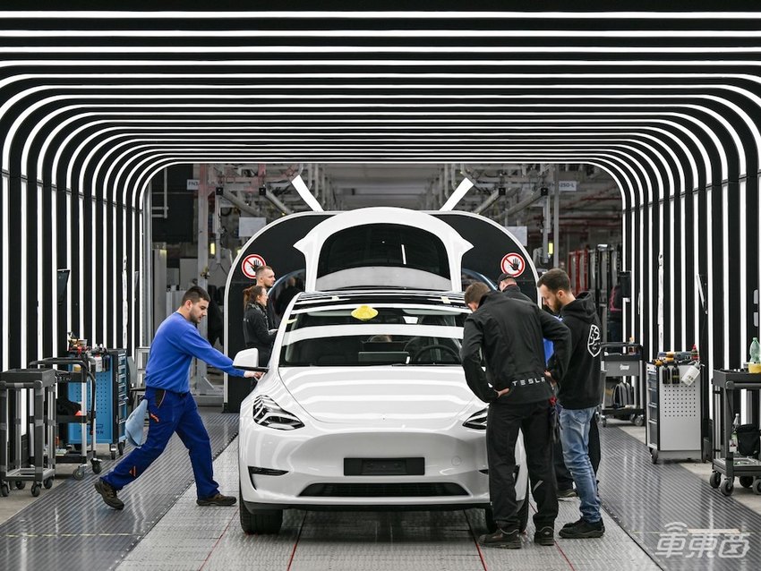 小米SU7杀出包围圈！一周2400人提车，理想两周比问界多卖3700台