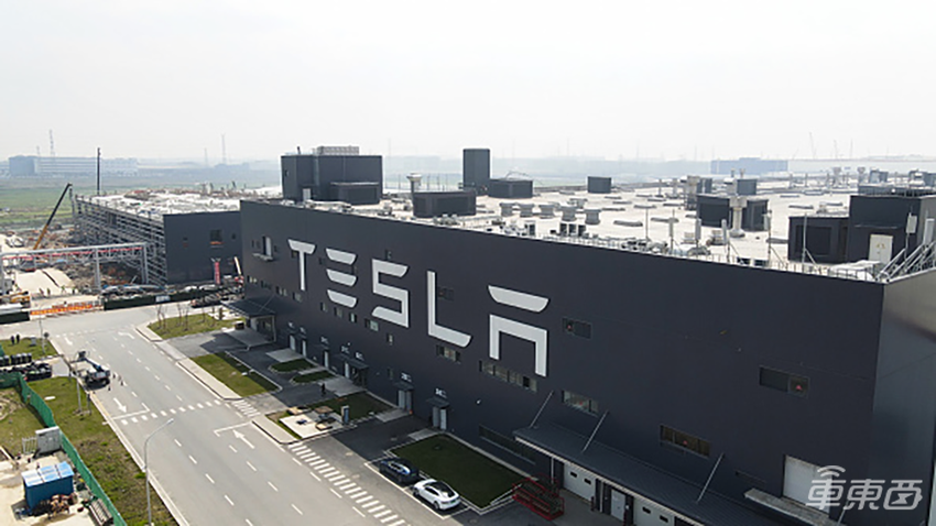 马斯克公布2022两大目标：年前在美推送FSD测试版，SpaceX飞船入轨