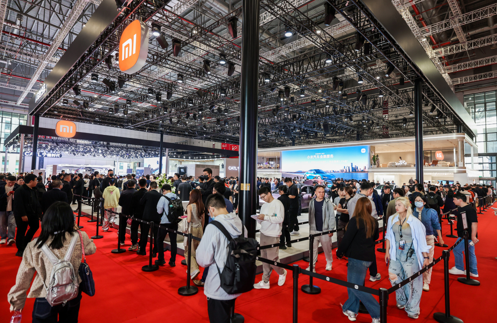 上海车展首日:雷军没来小米展台仍爆满,余承东预言新车“大爆”,何小鹏忙着遛“人”