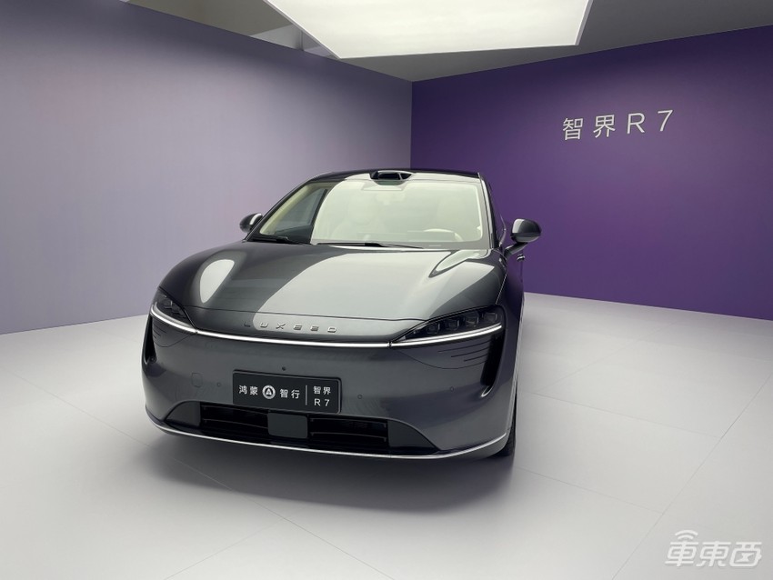 智界R7剑指特斯拉Model Y！敲敲logo就能打开前备厢，内部空间巨能装