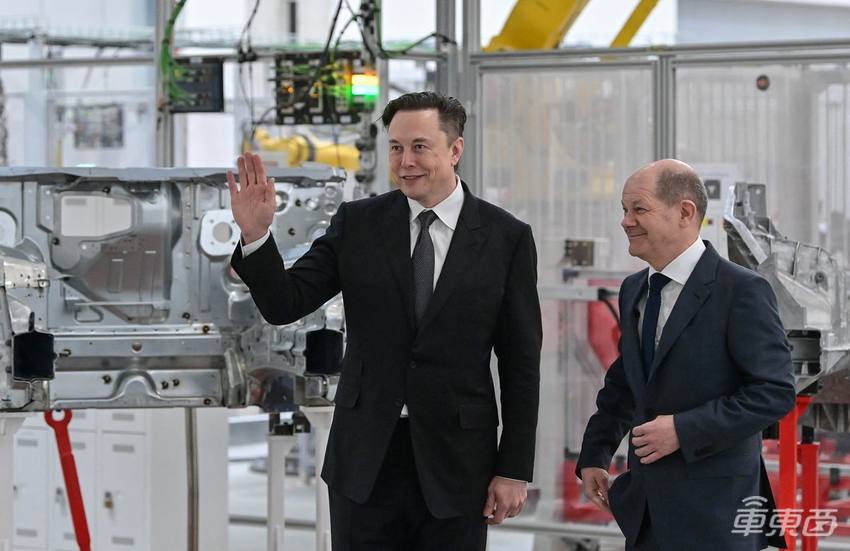 特斯拉柏林工厂正式交付！德国总理到场站台，马斯克再次激情起舞