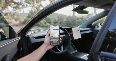 特斯拉支持开车玩手机了！？马斯克：要视周围交通情况而定