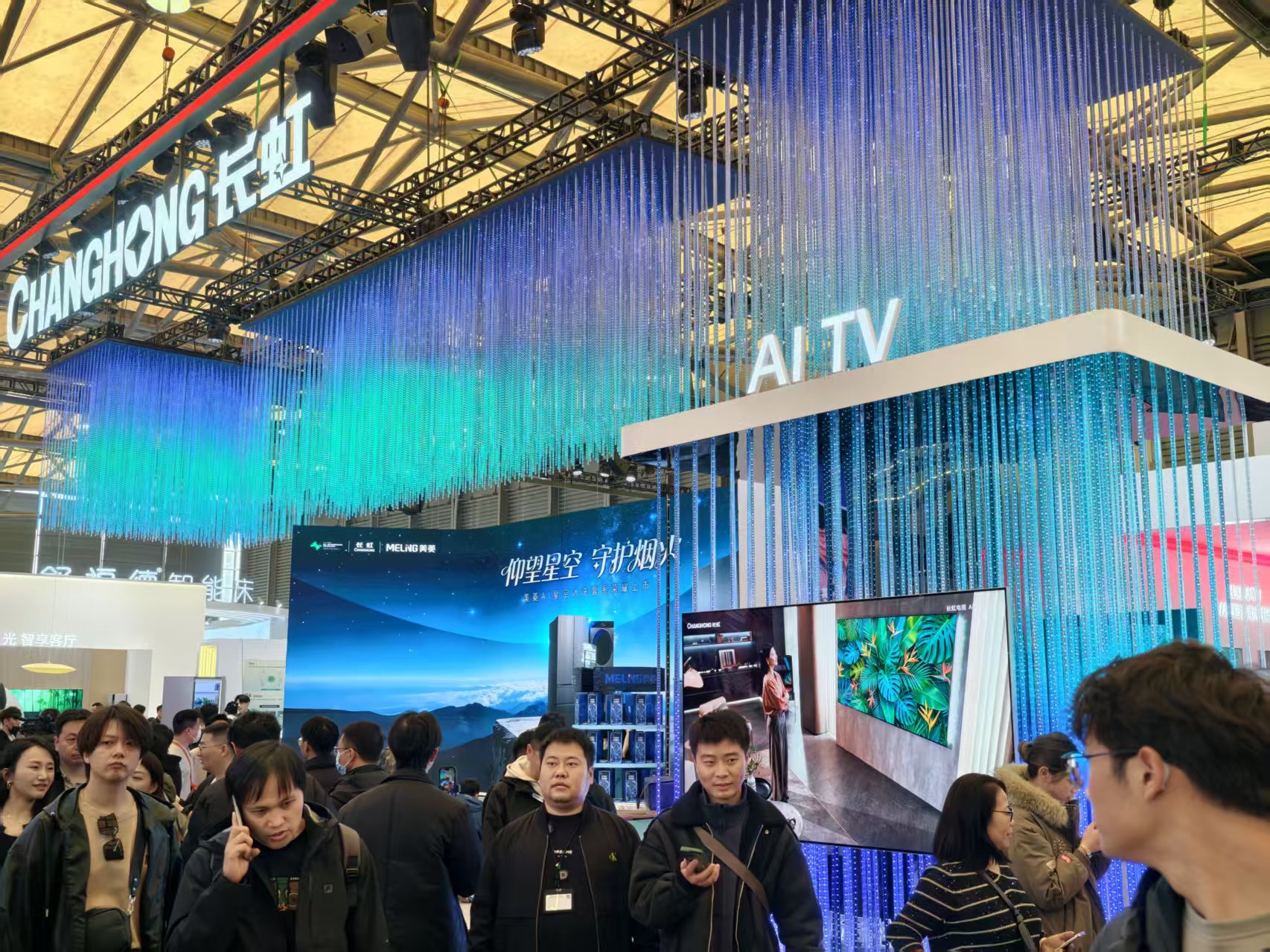 暴走两万步逛遍中国版CES!AI养龙虾、人形机器人火爆,追觅手机上手