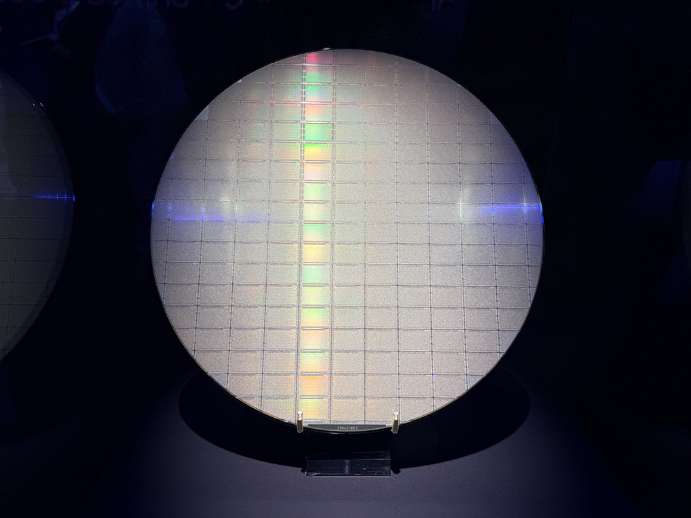 起猛了！Arm推出首个自研CPU，黄仁勋贴大脸发言