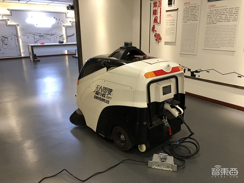 无人专车乌镇显神通!被三蹦子和狗逼停怕不怕?