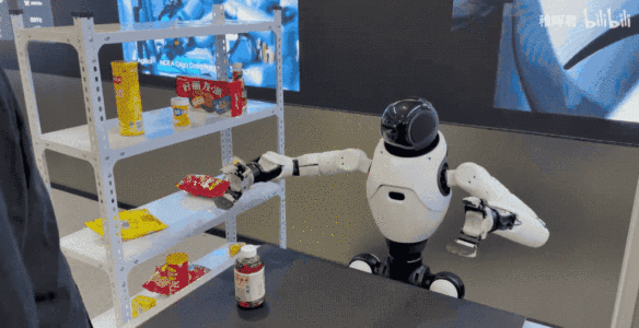 稚晖君两年憋出机器人绝活:骑自行车、葡萄缝针,还能组“哪吒完全体”